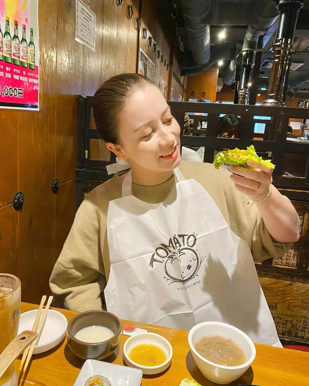 ドーキンズ英里奈さんのインスタグラム写真 - (ドーキンズ英里奈Instagram)「久しぶりに新大久保へ行った日😋  ソジンの家を見ていると 韓国料理が食べたくてなっちゃって！  家でもトッポギとか鍋系はつくるけれど サムギョプサルはお店に限るねぇ🐷  キンパは習得できたらなと思うけれど いろいろな食材を用意するのよねぇ… と、めんどくさくなっちゃう私です。笑  📍トマト 生サムギョプサルのお店 ランチはお得です🉐 マッコリも量がたっぷりで最高♡  #サムギョプサル専門店トマト #生サムギョプサル #新大久保グルメ #新大久保ランチ #韓国料理 #supported #shinookubo」5月17日 11時00分 - erinadawkins