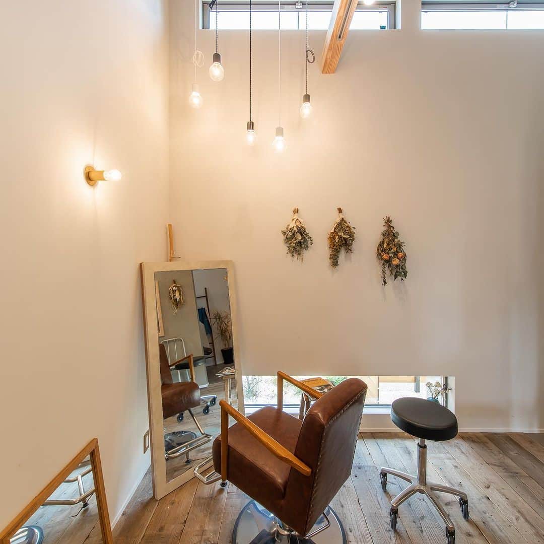 ルポハウス一級建築士事務所さんのインスタグラム写真 - (ルポハウス一級建築士事務所Instagram)「・ ・ ・ モルタルに木の温もりが調和し、やわらかな雰囲気でお客様を迎える受付からサロンへ。 ・ 使い込んだ傷やペンキ跡が残るラフな足場板を床材に用いつつ、ユニークな照明や調度品でジャンクな印象に傾かないようにバランスを調整。 ・ ・ ・ 担当設計士/石田悠衣 @yui_ishida_  ・ ・ ・ 𓐌𓐌𓐌𓐌𓐌𓐌𓐌𓐌𓐌𓐌𓐌𓐌𓐌𓐌𓐌𓐌𓐌𓐌  ルポハウスの施工事例はこちらまで☞ @reposhouse  𓐌𓐌𓐌𓐌𓐌𓐌𓐌𓐌𓐌𓐌𓐌𓐌𓐌𓐌𓐌𓐌𓐌𓐌 #ルポハウス は#ちょっとかっこいい家 を"友人のために" という思いでつくっています。 一生に一度の#マイホーム。 「あなたにしかできない」×「ルポハウスだからできる」で、 私たちだけの#家づくり を思いっきり楽しんでみませんか？！ ・ ・ ・ #住宅 #注文住宅 #新築一戸建て #デザイナーズ住宅  #一級建築士事務所 #設計事務所 #滋賀県の設計事務所 #店舗兼住宅 #美容室 #美容室デザイン #美容室デザイン #美容室内装 #滋賀の美容室 #モルタル仕上げ」5月17日 11時00分 - reposhouse