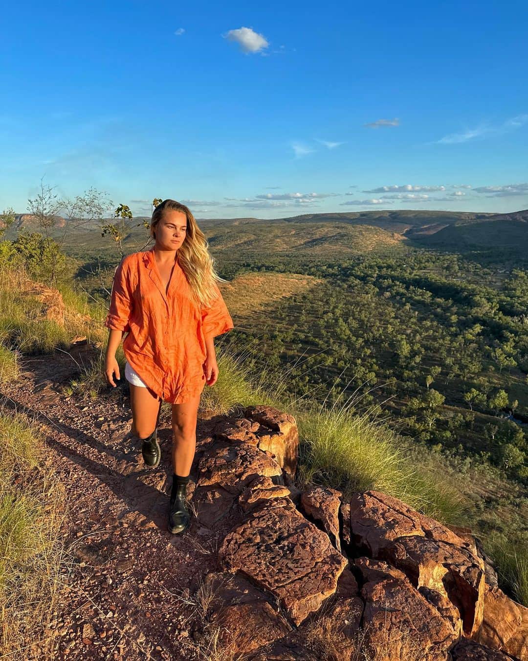 フェリシティー・パルマティアーのインスタグラム：「Yesterday was absolutely magic! Dad and I spent the morning on @lakeargyle and then drove out to @elquestro where we spent the afternoon watching the sun go down from Saddleback Ridge. It was an awesome bit of 4WDing getting to the top 😅 Through rivers and some crazy steep, rocky switchbacks.  @westernaustralia @elquestro @australiasnorthwest @thekimberleyaustralia #WAtheDreamState #SeeAustralia #AustraliasNorthWest」