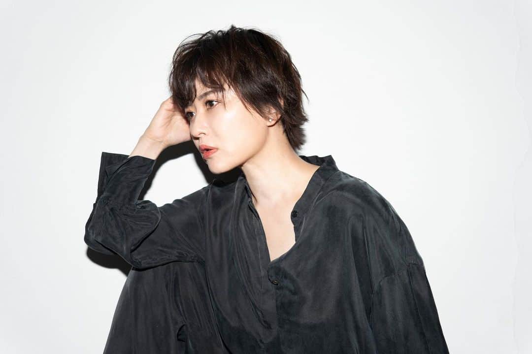 のインスタグラム：「この度、私事ではありますが、2023年4月11日、 T-artistとの契約が終了し（一部業務委託契約は除く） 合同会社MONDAYを 立ち上げましたことをご報告致します。  デビュー当時からお世話になりましたホリプロ様そして、T-artist様には心より感謝申し上げます。  今や人生100年時代、50歳という節目に、また、世界的危機ともなりましたコロナの収束がもう間もなくとなった今日、この新時代の幕開けに、俳優としてもう一度、新たな挑戦に挑もうと独立を決意いたしました。  まだまだ手探り状態ではありますが、応援してくださるファンの皆さまにさらなる進化を遂げた鈴木砂羽をお見せできるよう、精進し続けたいと思います。  関係者の皆さま、そして、どんな時も温かな声援を送ってくださるファンの皆さま、今後とも変わらぬご支援を賜りますようお願い申し上げます。  2023年5月17日  鈴木砂羽  #MONDAY  https://www.sawasuzuki.com/　  Photo by @kumacaux   hair&make @riekosugimura」
