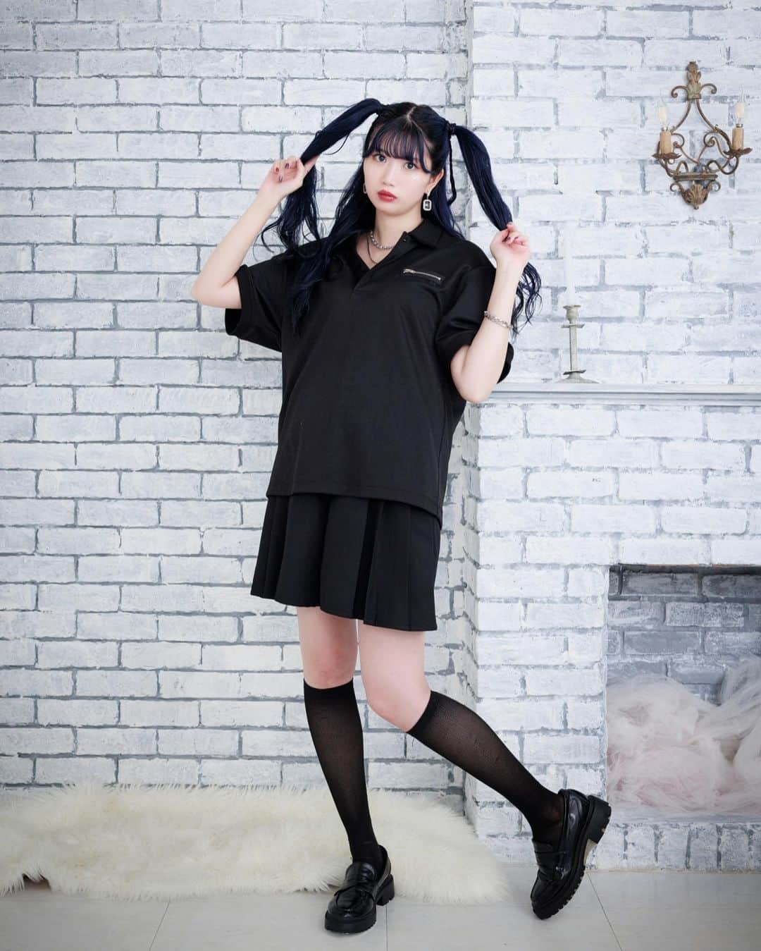 アリスムカイデのインスタグラム：「Zip pocket polo shirt〈UNISEX〉  意外と見つからないロゴ刺繍までブラック一色のポロシャツ。 シンプルだけどそう見せない、ふんわりと丸みのあるシルエット そして展示会に来た人がこぞって触り出してしまうほどサラサラで艶のある、モードかつ着心地のいい生地にこだわりました。 胸元のジップは特に開いたりしませんが可愛いです。  ーーーdearis/Mのロゴ刺繍、シルバージップデザインを胸元にあしらった高級感のあるカットソー素材のポロシャツ。透け感のない程よい厚みの素材を選びました。ゆったりシルエットでどんなアイテムともコーディネートしやすいアイテム。  photo @daisukekiyota  hairmake @he_to_mean   @dearis.official #dearis #dearisM #ブラックコーデ #ootd  #邦ロック #夏フェスコーデ」