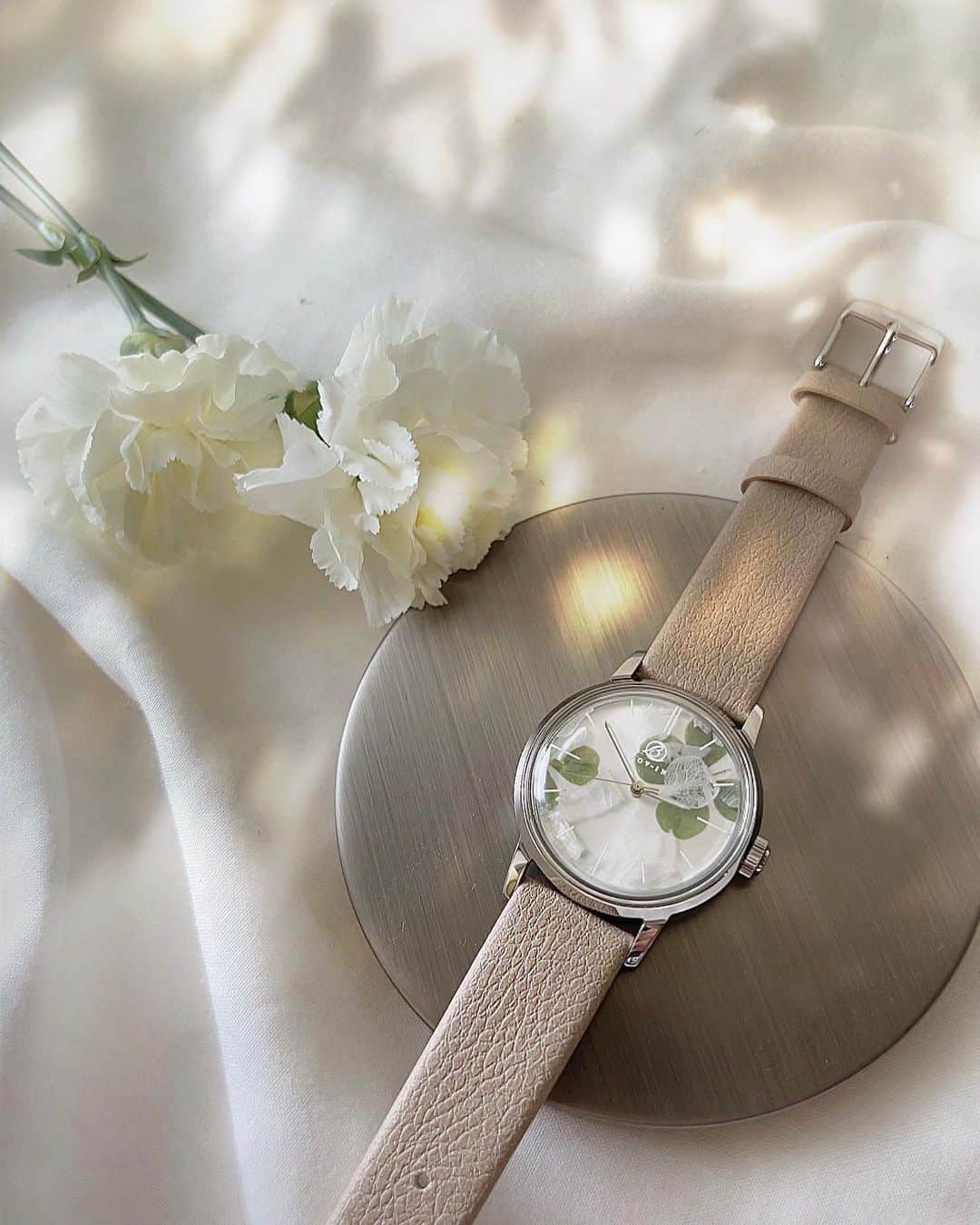 0510_nanaさんのインスタグラム写真 - (0510_nanaInstagram)「❥ ❥ ❥watch​ ​ ふと目にした時、花とクローバーに癒される腕時計。​ 四つ葉のクローバーが幸運を運んでくれそう。​ ​ @lov_in_bouquet​ #ボタニカルクローバーウォッチ​ ​ 文字盤にプリザーブドフラワーが入っているからひとつひとつ違った表情のデザイン。​ ​ ベルトはりんごジュース工場などからアップサイクルされたアップルスキンレザーを使用していて環境にもやさしい。​ ​ 日本製ムーブメントで高精度、高品質。​ ​ 癒されるデザイン、高品質、ラッキーアイテム。​ がんばってる自分用にも、大切な人へのプレゼントにもいいよね。​ ​ 他にもデザイン違いがあるから公式アカウントをチェックしてみてね。@lov_in_bouquet​ @maruzeki​ ​ #アップルレザー #エシカル #madeinjapan #日本製 #lovinbouquet #maruzeki #watch #腕時計 #watchaddict #watchlover #flower #ボタニカル #サステナブル #ファッションコーデ #カジュアルコーデ #fashion #casualstyle #クローバー #四つ葉のクローバー #ラッキーアイテム #母の日 #プレゼント #ギフト ​」5月17日 11時23分 - 0510_nana