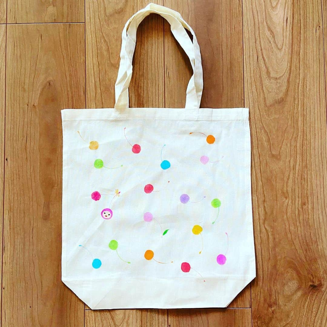 おおたうにさんのインスタグラム写真 - (おおたうにInstagram)「🍒 hand painted cherry tote bag🍒  日々写経のように、こつこつこつこつ🍒を描いておりますふふふふ…😏  #今日のバッグ #bagoftheday #handpainted #handmade #手描き #outauni #おおたうに」5月17日 11時24分 - outa_uni