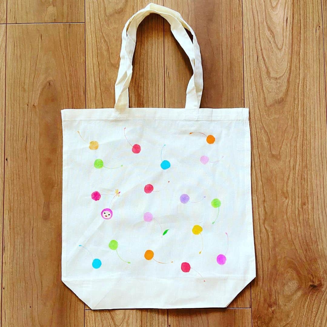 おおたうにのインスタグラム：「🍒 hand painted cherry tote bag🍒  日々写経のように、こつこつこつこつ🍒を描いておりますふふふふ…😏  #今日のバッグ #bagoftheday #handpainted #handmade #手描き #outauni #おおたうに」