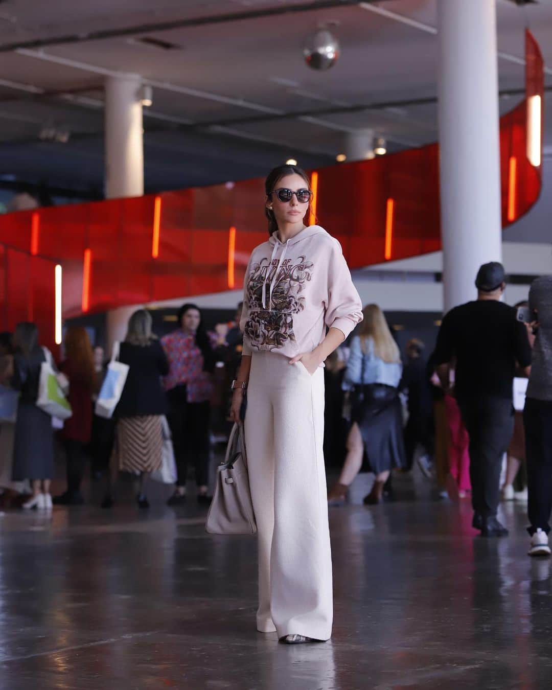 のインスタグラム：「Hoje aconteceu a 2º edição do @eventopulsar na Bienal, que foi criado pelo grupo @arezzo&co como um organismo vivo e criativo, com propósito de conectar moda, inovação, criatividade e lifestyle.   Look @niini.sp Hair @neuzetealveshair  Bota @alexandrebirman  Óculos @acbrazil   #CaCelicoEstilo #CaCelicoNiini」