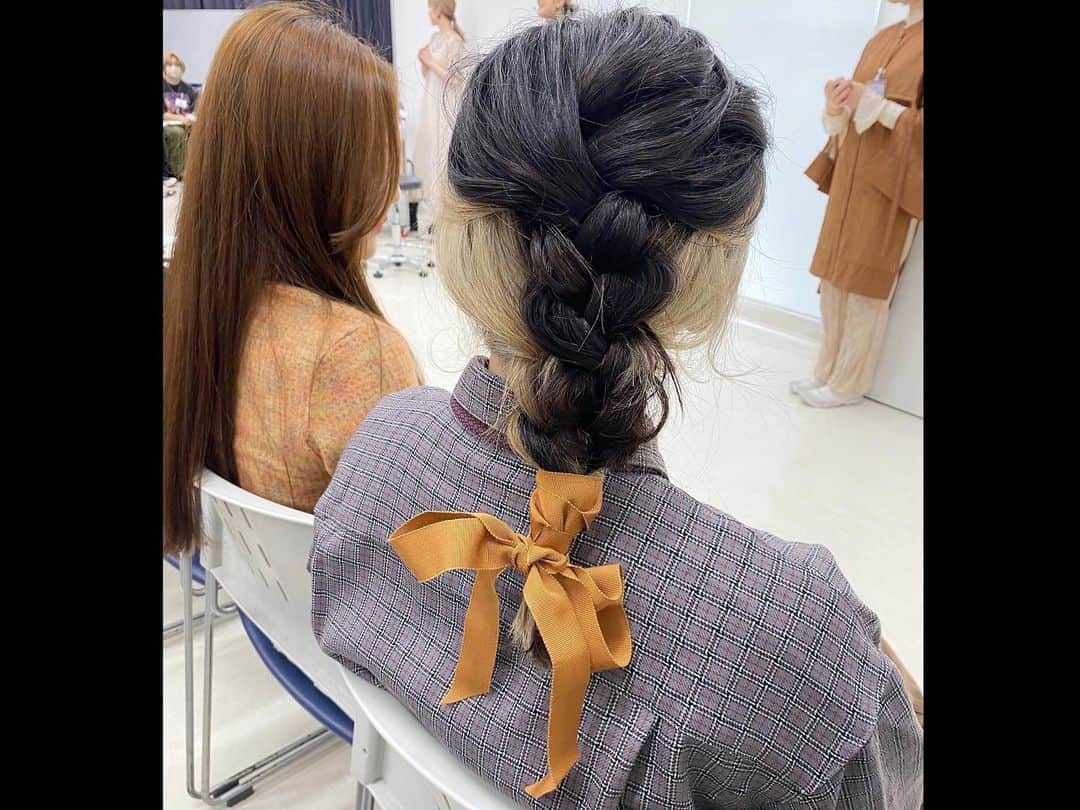 東京ベルエポック美容専門学校さんのインスタグラム写真 - (東京ベルエポック美容専門学校Instagram)「美容師科TOPサロンゼミ💇🏻‍♀️  5年連続<全国1位>受賞中！ 今日本で1番予約される美容室 『ALBUM』のシオンさんによる特別授業✨  インスタグラムで人気のリボンを使った3種類の ヘアアレンジ技術を教えていただきました🎗 また、ヘアアレンジだけでなく学生の頃のインスタグラム投稿なども見せて頂きました！  インスタグラムのフォロワー20万越え✨ ALBUM SHIBUYA 副店長　シオンさん @album_shion   アシスタント　カノさん @album_kano   #album#レディースサロン#東ベル#東京ベルエポック美容専門学校#美容専門学校ベルエポック東京校#美容学生#美容専門学校#美容学校#美容進学 #美容垢#美容師#美容垢さんと繋がりたい#美容師なりたい#オープンキャンパス#美容師#ヘアアレンジ#ヘアセット#ヘアメイク#アイリスト#アイデザイナー#ヘアメイクアーティスト#ブライダルヘアメイク#トータルビューティ#スタイリスト#エステティシャン#メイクアップアーティスト #東京ベル#ljk #sjk #fjk #高校生男子  --------------- 『東ベルパンフレットのご請求/オープンキャンパス予約』こちらから💁‍♀️💁‍♂️ @tokyo_belle」5月17日 11時32分 - tokyo_belle