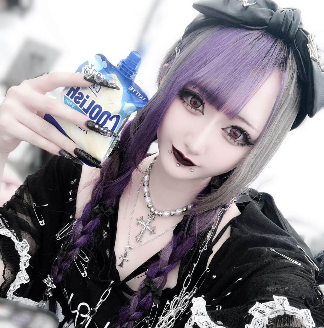 あんりゴンのインスタグラム：「ビーフフェスの楽屋で溶ろけてた日🩸  周年前から色入れてないのにずっと色持ってくれてるのありがたい😭 @0606ryomaan さんいつもありがとうございます😭」