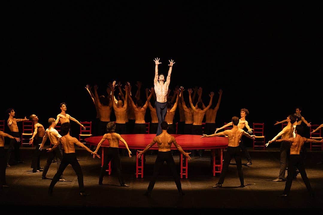 ロベルト・ボッレのインスタグラム：「Boléro with @bejartballet  Sixth show tonight! 🔴🔥🔥 @officialrobertobolle  @teatroarcimboldimilano  @wito_vl」