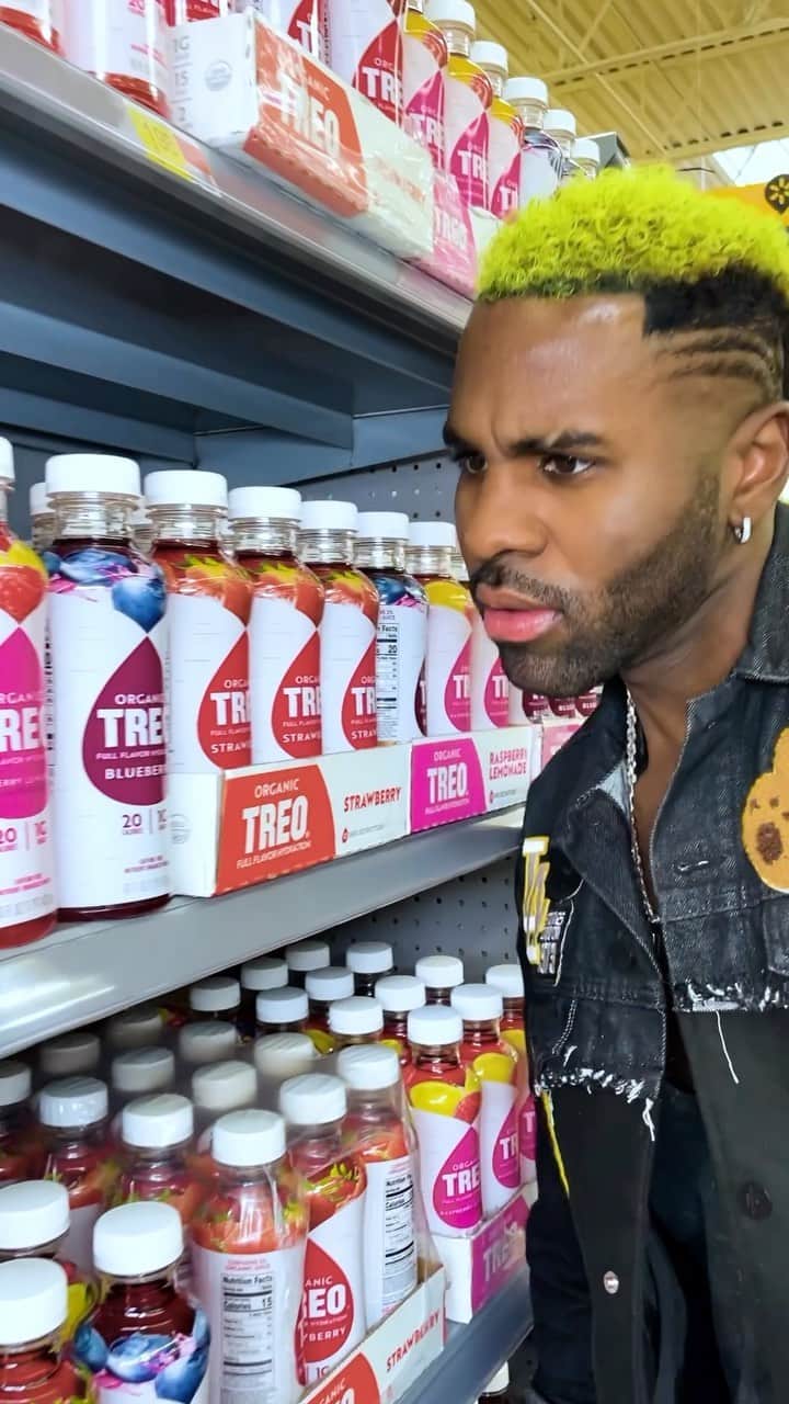 ジェイソン・デルーロのインスタグラム：「By far the best tasting guilt free drink on the market is now avail  @walmart tag someone to win a chance to win 1 year supply of @drinktreo」