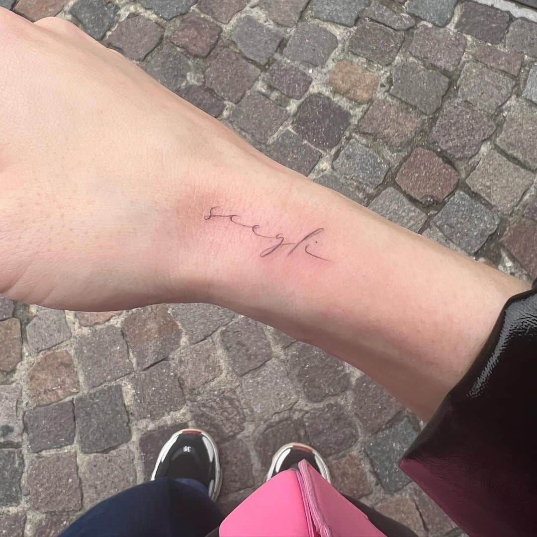 のインスタグラム：「Una grossa parte della nostra vita avviene (letteralmente) nella nostra testa. Ora, partendo dal fatto che ci sono cose su cui non abbiamo potere, ce ne sono tante altre invece su cui le nostre decisioni incidono tremendamente. Abbiamo la possibilità di scegliere i nostri pensieri, il nostro umore, le nostre azioni, reazioni: scegliere quale sia la c*zzata migliore da fare, se concederci una giornata in down per poi riprenderci, scegliere di chi circondarci, a chi voler bene, scegliere di non star male per chi non ci merita.  Oggi ci siamo, domani chi lo sa, per cui, tu che mi stai leggendo -scegli- le cose che ti fanno stare bene, sempre✨」