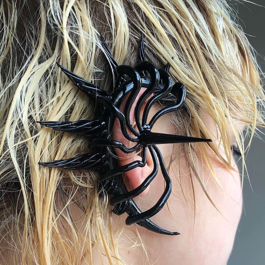 Instagramさんのインスタグラム写真 - (InstagramInstagram)「“I love that people think my objects are not real.” —Designer and 3D artist @marierohanaa (Rohan Mirza)    Rohan’s real-life accessory and fashion designs mix angelic and cyberpunk aesthetics. “My creations are representations of evolved bodies, a projection of a utopia and what the future holds. I started 3D during 2021, and it was a revelation. My work was very organic at the beginning, and today I try to work with sharper, more robotic shapes. Claws have been my signature for a long time, but also accessories that are way too big. I love to work on body parts like fingers, ears, face, because it’s on these areas that you can directly see a kind of mutation on the body,” says Paris-based Rohan. His original but wearable clothes honor his utopian sci-fi vision without going into cosplay.    “My main concept is to bring pieces to reality that we can only imagine digitally. You don’t have to have a classical background to do things. No matter where you come from, the tools we have today are powerful enough to make it work.”    Photos and videos by @marierohanaa」5月17日 3時02分 - instagram
