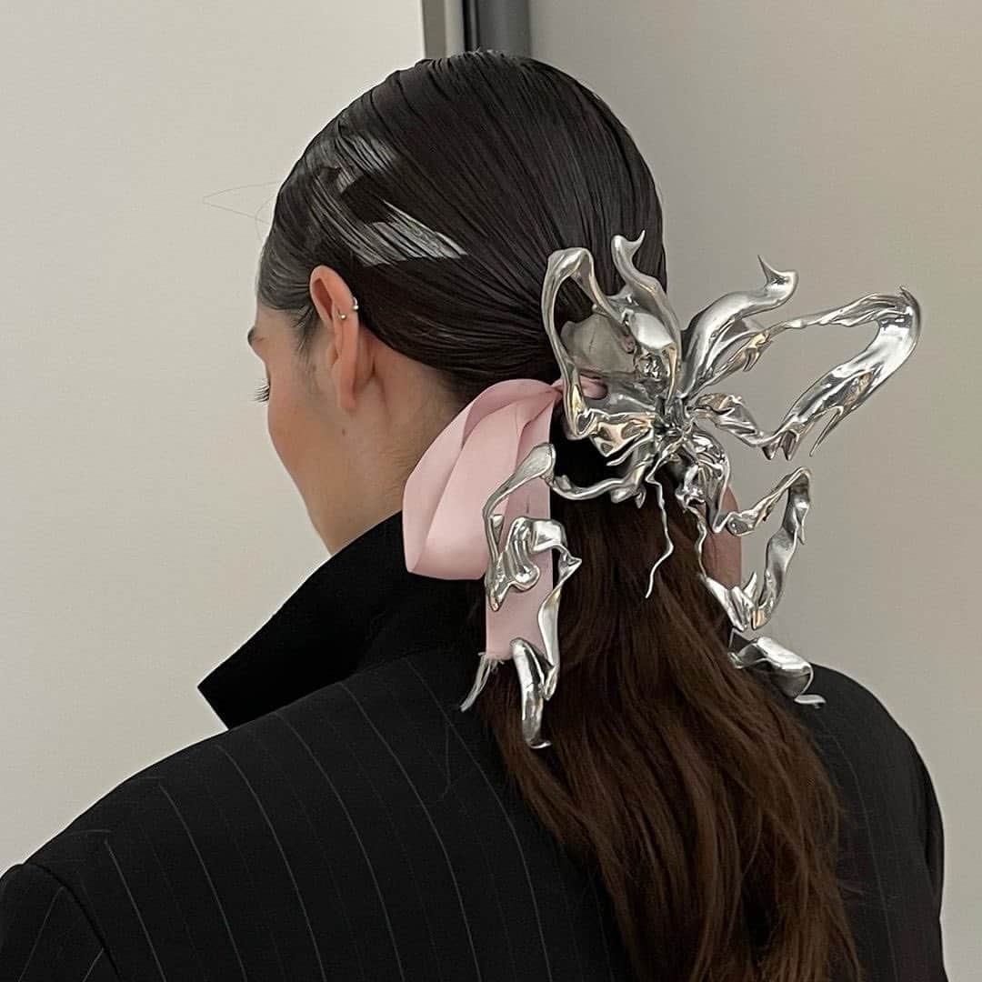 Instagramさんのインスタグラム写真 - (InstagramInstagram)「“I love that people think my objects are not real.” —Designer and 3D artist @marierohanaa (Rohan Mirza)    Rohan’s real-life accessory and fashion designs mix angelic and cyberpunk aesthetics. “My creations are representations of evolved bodies, a projection of a utopia and what the future holds. I started 3D during 2021, and it was a revelation. My work was very organic at the beginning, and today I try to work with sharper, more robotic shapes. Claws have been my signature for a long time, but also accessories that are way too big. I love to work on body parts like fingers, ears, face, because it’s on these areas that you can directly see a kind of mutation on the body,” says Paris-based Rohan. His original but wearable clothes honor his utopian sci-fi vision without going into cosplay.    “My main concept is to bring pieces to reality that we can only imagine digitally. You don’t have to have a classical background to do things. No matter where you come from, the tools we have today are powerful enough to make it work.”    Photos and videos by @marierohanaa」5月17日 3時02分 - instagram