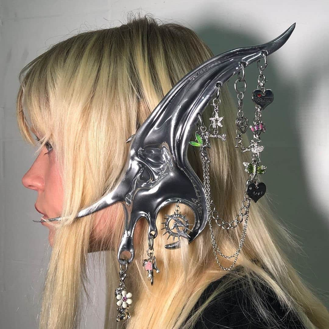 Instagramさんのインスタグラム写真 - (InstagramInstagram)「“I love that people think my objects are not real.” —Designer and 3D artist @marierohanaa (Rohan Mirza)    Rohan’s real-life accessory and fashion designs mix angelic and cyberpunk aesthetics. “My creations are representations of evolved bodies, a projection of a utopia and what the future holds. I started 3D during 2021, and it was a revelation. My work was very organic at the beginning, and today I try to work with sharper, more robotic shapes. Claws have been my signature for a long time, but also accessories that are way too big. I love to work on body parts like fingers, ears, face, because it’s on these areas that you can directly see a kind of mutation on the body,” says Paris-based Rohan. His original but wearable clothes honor his utopian sci-fi vision without going into cosplay.    “My main concept is to bring pieces to reality that we can only imagine digitally. You don’t have to have a classical background to do things. No matter where you come from, the tools we have today are powerful enough to make it work.”    Photos and videos by @marierohanaa」5月17日 3時02分 - instagram