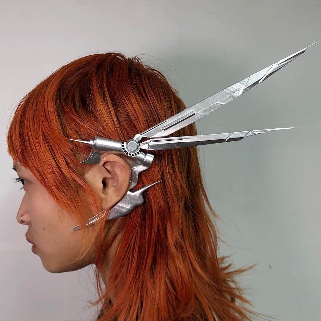 Instagramさんのインスタグラム写真 - (InstagramInstagram)「“I love that people think my objects are not real.” —Designer and 3D artist @marierohanaa (Rohan Mirza)    Rohan’s real-life accessory and fashion designs mix angelic and cyberpunk aesthetics. “My creations are representations of evolved bodies, a projection of a utopia and what the future holds. I started 3D during 2021, and it was a revelation. My work was very organic at the beginning, and today I try to work with sharper, more robotic shapes. Claws have been my signature for a long time, but also accessories that are way too big. I love to work on body parts like fingers, ears, face, because it’s on these areas that you can directly see a kind of mutation on the body,” says Paris-based Rohan. His original but wearable clothes honor his utopian sci-fi vision without going into cosplay.    “My main concept is to bring pieces to reality that we can only imagine digitally. You don’t have to have a classical background to do things. No matter where you come from, the tools we have today are powerful enough to make it work.”    Photos and videos by @marierohanaa」5月17日 3時02分 - instagram
