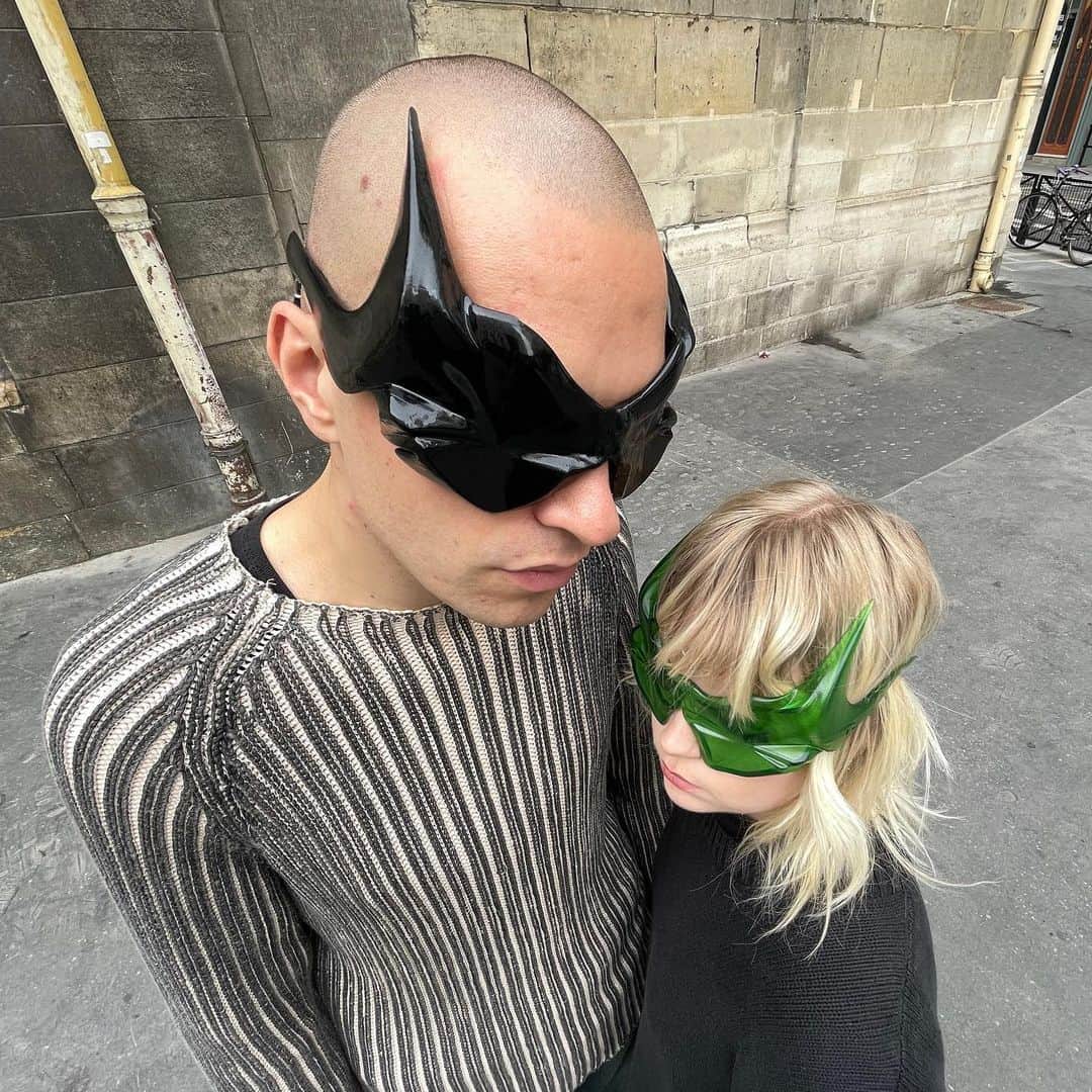 Instagramさんのインスタグラム写真 - (InstagramInstagram)「“I love that people think my objects are not real.” —Designer and 3D artist @marierohanaa (Rohan Mirza)    Rohan’s real-life accessory and fashion designs mix angelic and cyberpunk aesthetics. “My creations are representations of evolved bodies, a projection of a utopia and what the future holds. I started 3D during 2021, and it was a revelation. My work was very organic at the beginning, and today I try to work with sharper, more robotic shapes. Claws have been my signature for a long time, but also accessories that are way too big. I love to work on body parts like fingers, ears, face, because it’s on these areas that you can directly see a kind of mutation on the body,” says Paris-based Rohan. His original but wearable clothes honor his utopian sci-fi vision without going into cosplay.    “My main concept is to bring pieces to reality that we can only imagine digitally. You don’t have to have a classical background to do things. No matter where you come from, the tools we have today are powerful enough to make it work.”    Photos and videos by @marierohanaa」5月17日 3時02分 - instagram