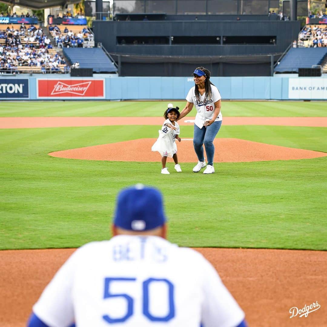 Los Angeles Dodgersさんのインスタグラム写真 - (Los Angeles DodgersInstagram)「Kynlee and her dad. A special bobblehead night spent with the Betts family.」5月17日 3時03分 - dodgers