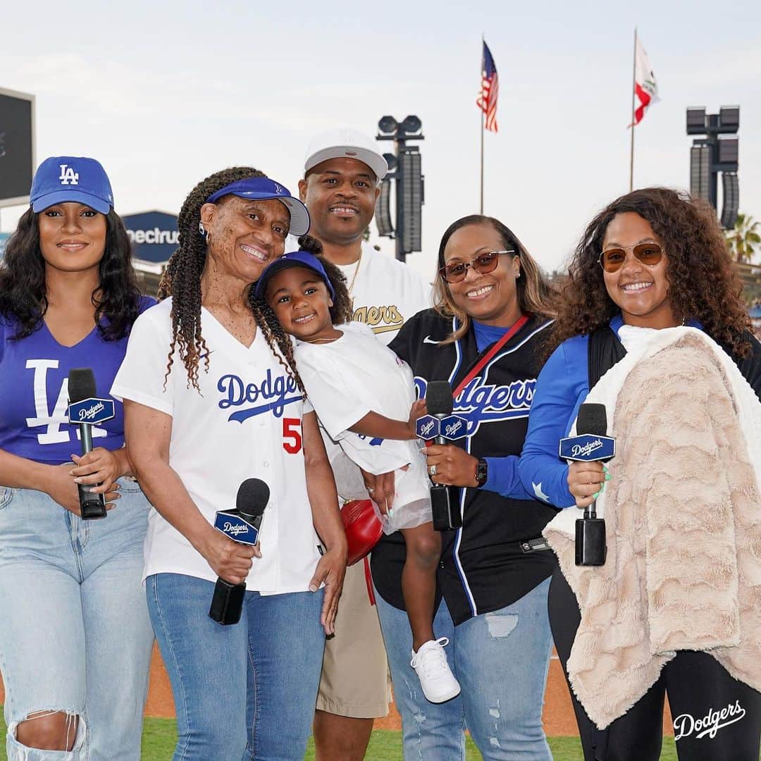 Los Angeles Dodgersさんのインスタグラム写真 - (Los Angeles DodgersInstagram)「Kynlee and her dad. A special bobblehead night spent with the Betts family.」5月17日 3時03分 - dodgers