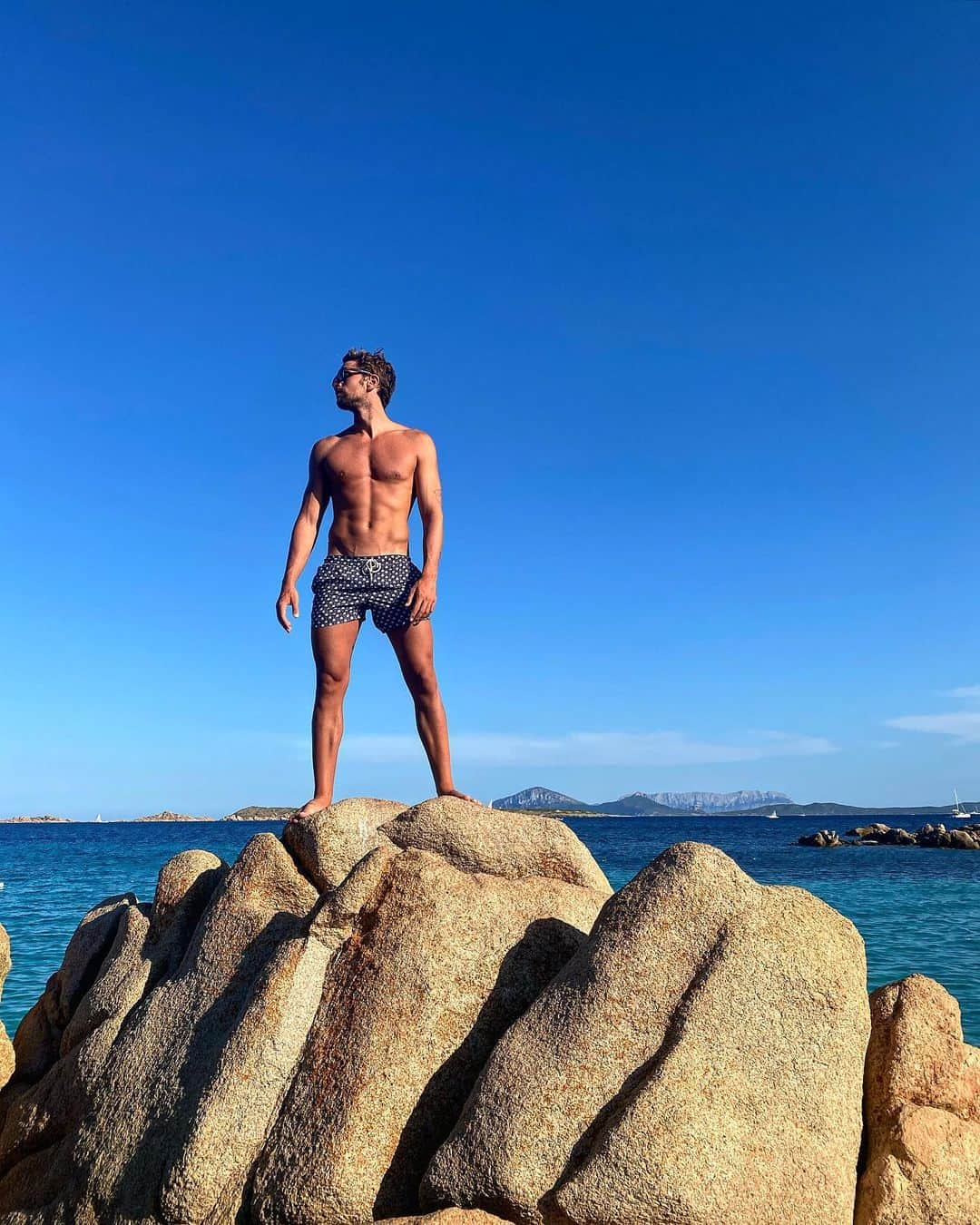 ルカ・ドットのインスタグラム：「Trowback of me acting casual on a rock」