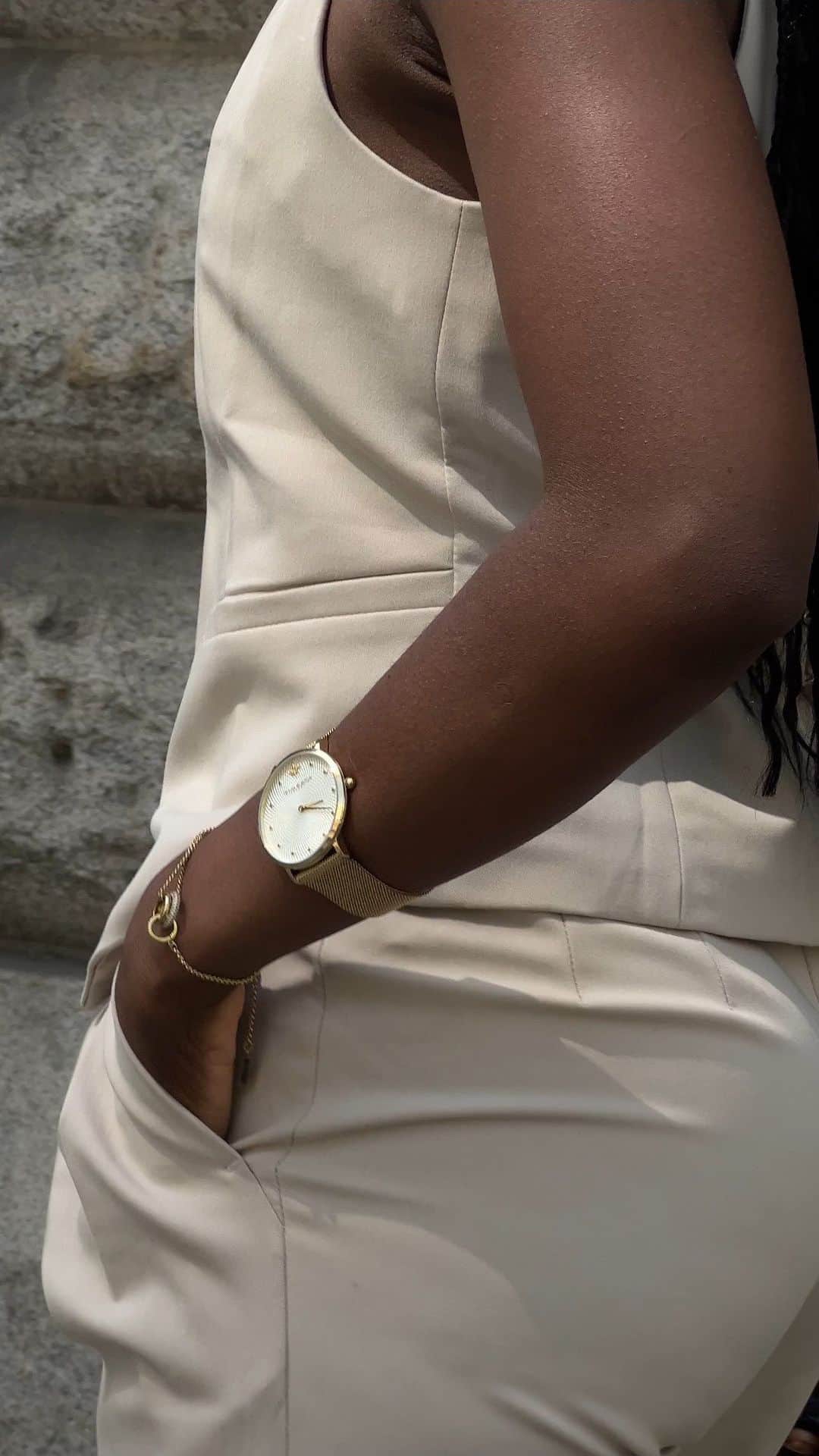 のインスタグラム：「ad. Taking you on tour de londres with @oliviaburtonlondon exploring St Pauls…Wearing the Celestial Ultra Slim gold watch very fitting for any everyday look paired with Entwine bracelet with matching necklace and earrings #postcardsfromlondon」