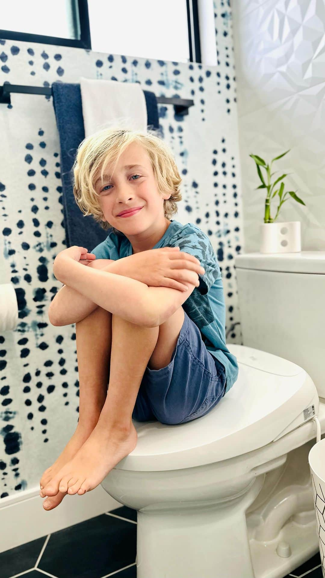 エイミー・デビッドソンのインスタグラム：「Lennox said he loves his robot toilet! 😄🤖🚽 We got him a bidet toilet seat from @biobidet and it’s been a hit— the seat offers a variety of features that bring comfort (and excitement for a 7 year old😉) to your bathroom experience. The seat attaches directly to your toilet and was easy to instal— thank you, hubby! With features such as water pressure and temperature control, the bidet seats help improve your hygiene and freshness (perfect for a 7 year old boy 😳😆) all while reducing your need for toilet paper. Bonus! Helping our earth 🌎🫶🏻🙌🏻 Needless to say, we have become huge fans!」