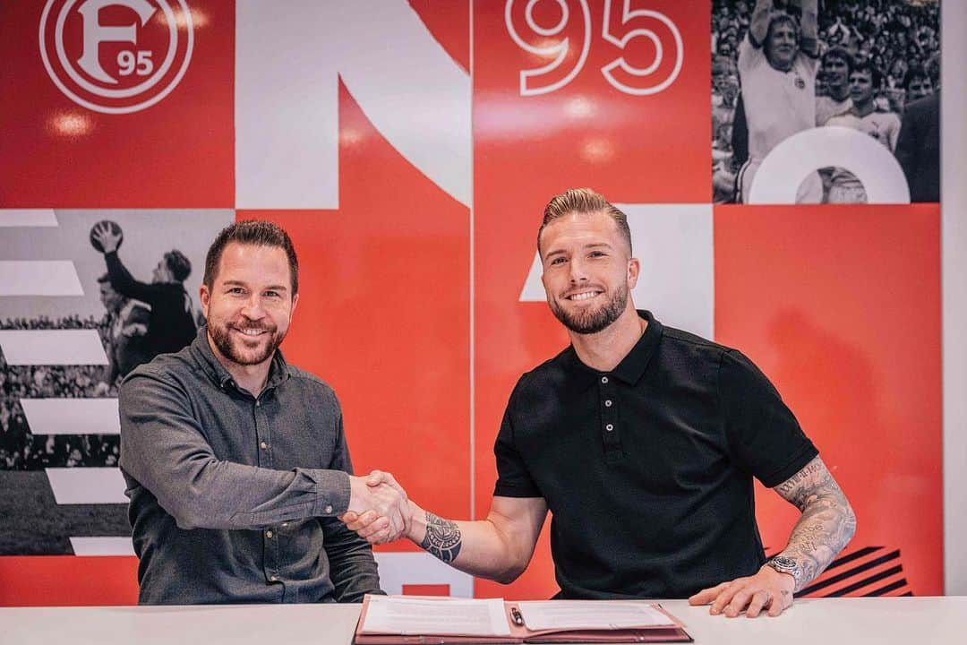 アンドレ・ホフマンのインスタグラム：「#thankful 🔴✍🏼⚪️ @f95」