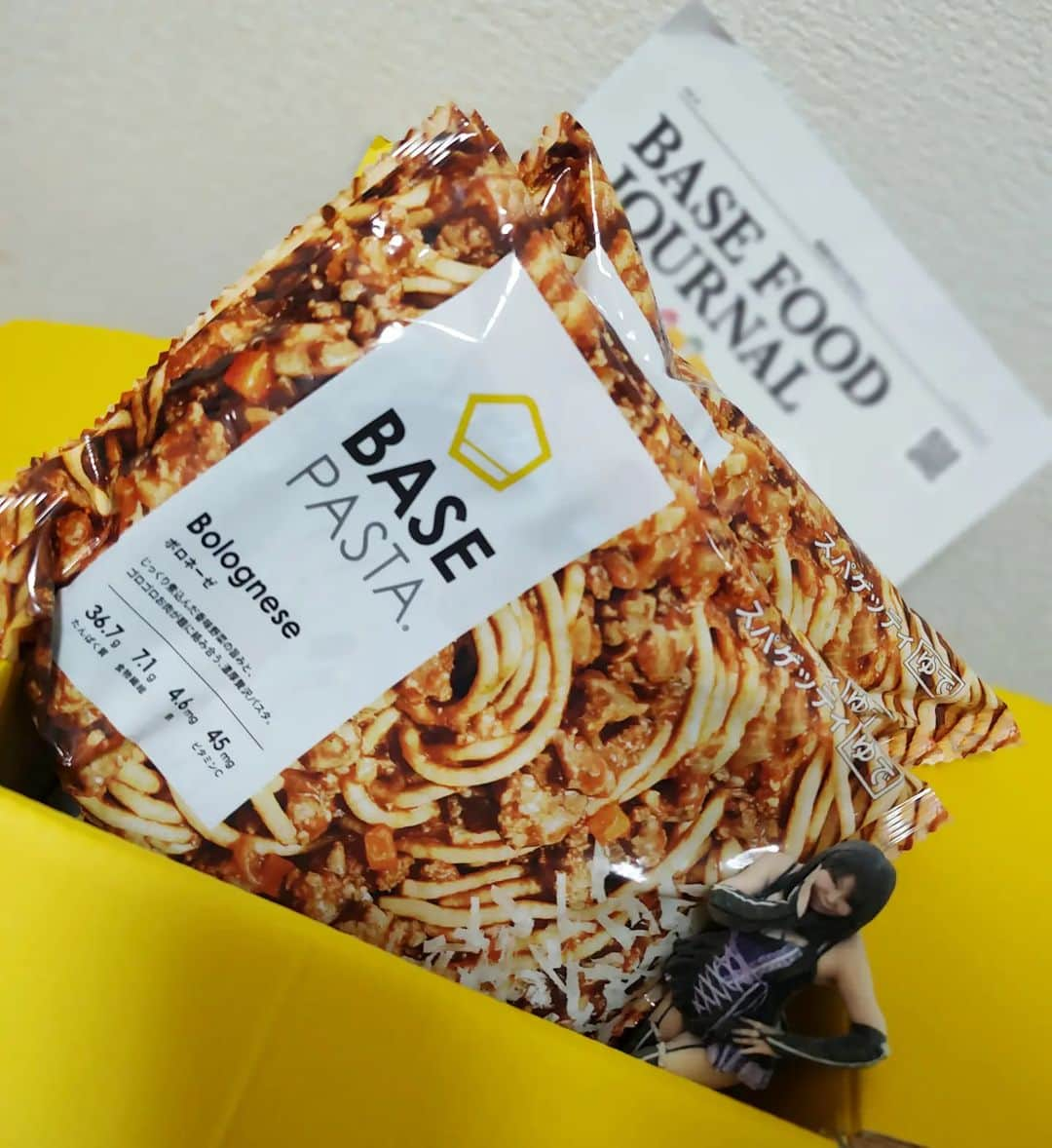 宮城もちのインスタグラム：「BASE FOOD様から パスタ頂きました🍝🍝🍝　 たんぱく質の量がえげつない🙄 しかもレンチンで食べれる優れもの！ 毎日これ食べるので今日からあたしもマッチョです♡  #basefood  #いつも #ありがとう  #ございます  #夏実もち  #本日  #分身 が #お仕事中  #フィギア は #convict 製♡」