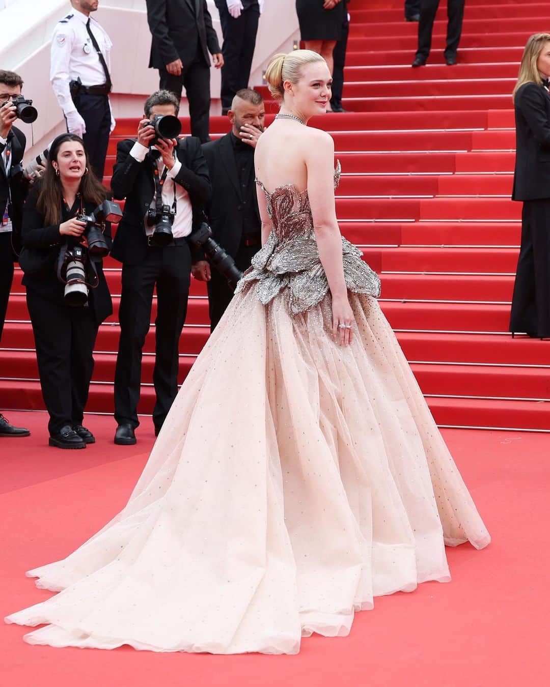 Just Jaredさんのインスタグラム写真 - (Just JaredInstagram)「Helen Mirren debuted a pastel blue hair color while attending the premiere of Johnny Depp's new movie "Jeanne du Barry" at the 2023 Cannes Film Festival. Other stars in attendance included Naomi Campbell and Elle Fanning, and we've got even more pics on JustJared.com! #HelenMirren #NaomiCampbell #ElleFanning Photos: Getty」5月17日 3時43分 - justjared