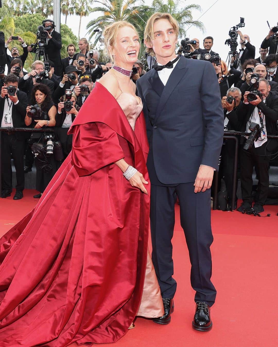 Just Jaredさんのインスタグラム写真 - (Just JaredInstagram)「It was a family affair on the red carpet at the premiere of Johnny Depp's new movie "Jeanne du Barry" during the 2023 Cannes Film Festival! Catherine Zeta-Jones and Michael Douglas attended with their daughter Carys, and Uma Thurman was joined by her son Levon. We've got pics on JustJared.com! #CatherineZetaJones #MichaelDouglas #CarysZetaDouglas #UmaThurman #LevonRoanThurmanHawke Photos: Getty」5月17日 3時46分 - justjared