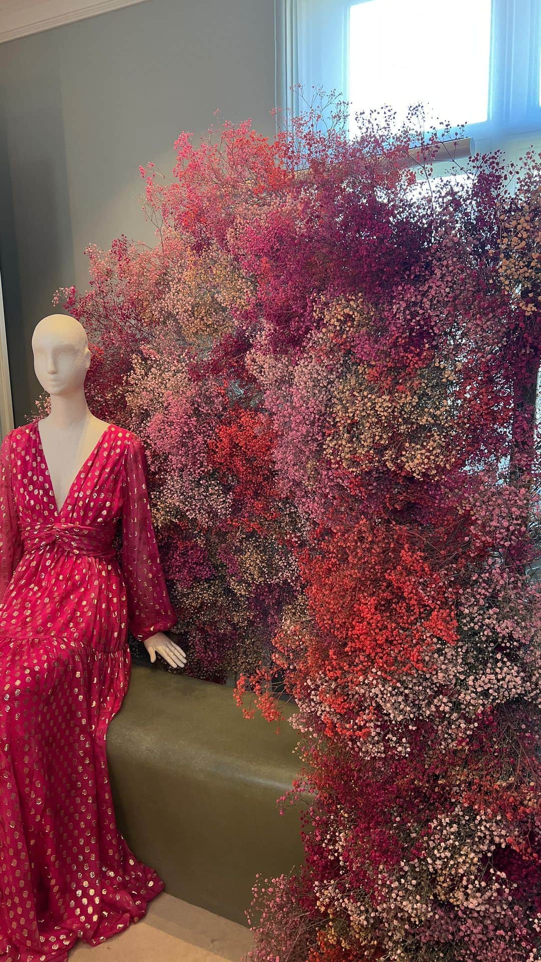 MATCHESFASHION.COMのインスタグラム：「MATCHES EXCLUSIVE: Enter a world of total pinkness at #5CarlosPlace 💕 Stop by to shop @giambattistavalliparis’ summer capsule, open from 17 – 23 May or online at #MATCHES tomorrow.」
