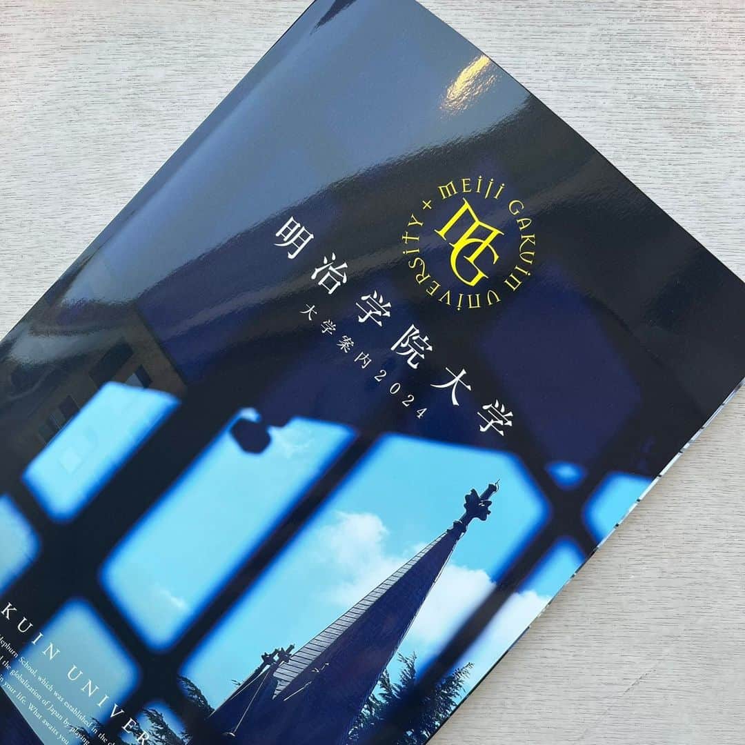 Meiji Gakuin/明治学院大学/明学さんのインスタグラム写真 - (Meiji Gakuin/明治学院大学/明学Instagram)「『明治学院大学 大学案内2024』発行しました📖  ・明学での学び✏️ ・各学科の紹介 ・課外活動⚽️ ・入試制度📝 ・留学✈️ ・キャリア💻 ・キャンパス🏫  受験生の皆さんは この1冊で今の明学を知ることができます✨  在学生の皆さんは、 改めて明学を知る機会になります。 後輩の皆さんにもぜひおすすめしてくださいね☺️ ㅤㅤㅤㅤㅤㅤㅤㅤㅤㅤㅤㅤㅤ ぜひお手に取ってご覧ください👀  ★閲覧方法 プロフィールURL→資料請求ページから デジタルパンフレットの閲覧、郵送でのお取り寄せができます。  #明治学院大学 #白金キャンパス #横浜キャンパス #白金 #横浜 #戸塚 #大学案内 #大学案内2024 #明治学院 #大学 #明学 #受験生 #がんばれ受験生 #受験 #大学 #授業 #メイガク #明学ライフ #大学生活 #キャンパスライフ#meijigakuinuniversity #meijigakuin #meigaku」5月17日 10時00分 - mguniv