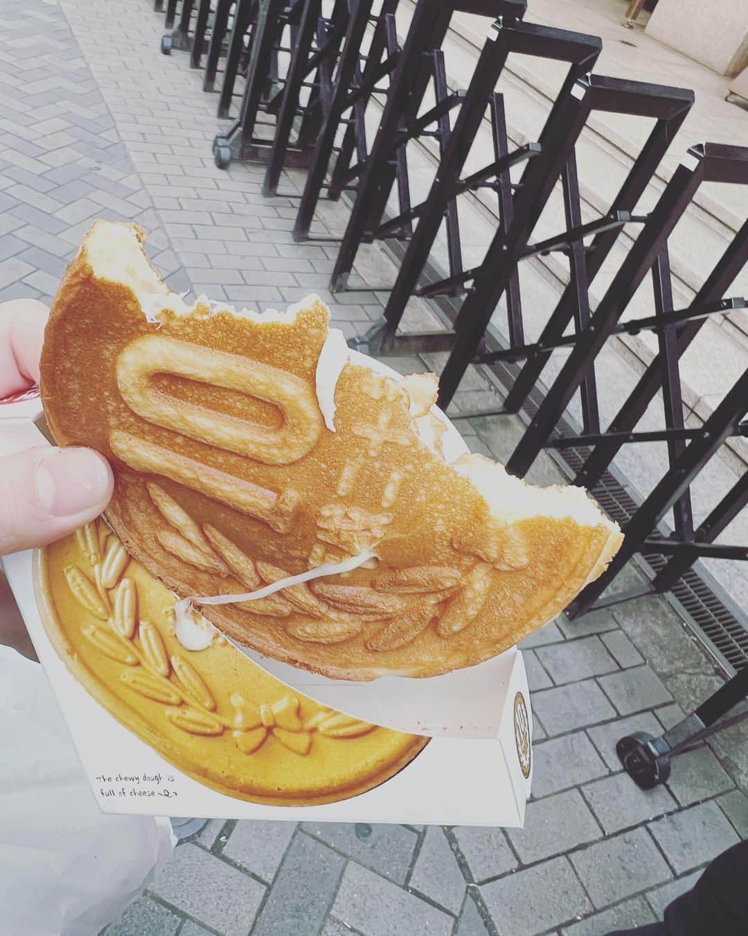 JOJO（ものまね）さんのインスタグラム写真 - (JOJO（ものまね）Instagram)「今更投稿シリーズ👏🤣 パホパホ🎉  今更ですが💡 １月に行った時の🤭🤭🤭  また大阪ご縁がありますよぉ〜に🙏💕  新大久保でオマケで付けてた事でバズり 渋谷でバズりまくった『10円パン』✨️  お値段は500円です🤣🤣🤣笑  うちから渋谷は遠いから道頓堀に行った時に 行きにあ！っと思っていたら 帰りにまさかの行列なし！✨️✨️✨️  これは神様の思し召しじゃぁ〜😭💕💕💕  と思い速攻買ったよね💗💗💗  めっちゃ美味しかったよ😋😋😋♪  #JUJUのそっくりさんJOJO #大阪 #大阪グルメ #大阪観光 #大阪ランチ #大阪デート #大阪グルメ部 #大阪グルメ情報 #大阪食べ歩き #大阪粉もん #粉もん #粉もん大好き #粉もん好き #粉もん好きな人と繋がりたい #グルメ #グルメ好きな人と繋がりたい #グルメ女子 #グルメスタグラム #gourmet #gourmetfood #ぐるめ #ぐるめすきな人と繋がりたい #ぐるめすたぐらむ #ぐるめな人と繋がりたい #グルメ部 #難波グルメ #難波食べ歩き #道頓堀グルメ #道頓堀 #道頓堀食べ歩き 🦀🐙🥟💕」5月17日 4時15分 - jojo_monomane
