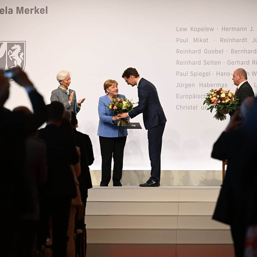 クリスティーヌ・ラガルドのインスタグラム：「As Germany’s first female Chancellor, Angela Merkel worked day and night to preserve prosperity, and stood unwaveringly for European unity.  A sense of curiosity, a humility to seek consensus, and a conviction to defend her most deeply held values – these are just some of the attributes that have formed the foundations of her success.  It was an honour to deliver the laudatory speech at the award ceremony for the North Rhine-Westphalia State Prize. Congratulations, dear Angela!  Read my speech via the link in my bio.」