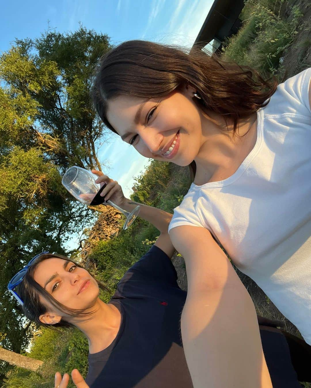 Úrsula Corberóさんのインスタグラム写真 - (Úrsula CorberóInstagram)「He venido por primera vez a rodar a Buenos Aires y ahora tengo nuevos amigos. He bailado mazo y he comido mucho y cosas muy ricas como el chori y el chipá y el flan con todas sus guarniciones y las empanadas que cuánto más juguito tienen más contenta te pones. Gracias a todos los que me habéis acogido y me habéis contagiado tanta alegría de vivir. Os quiero y vuelvo pronto vale? 🫶🏻🫶🏻🫶🏻」5月17日 4時16分 - ursulolita