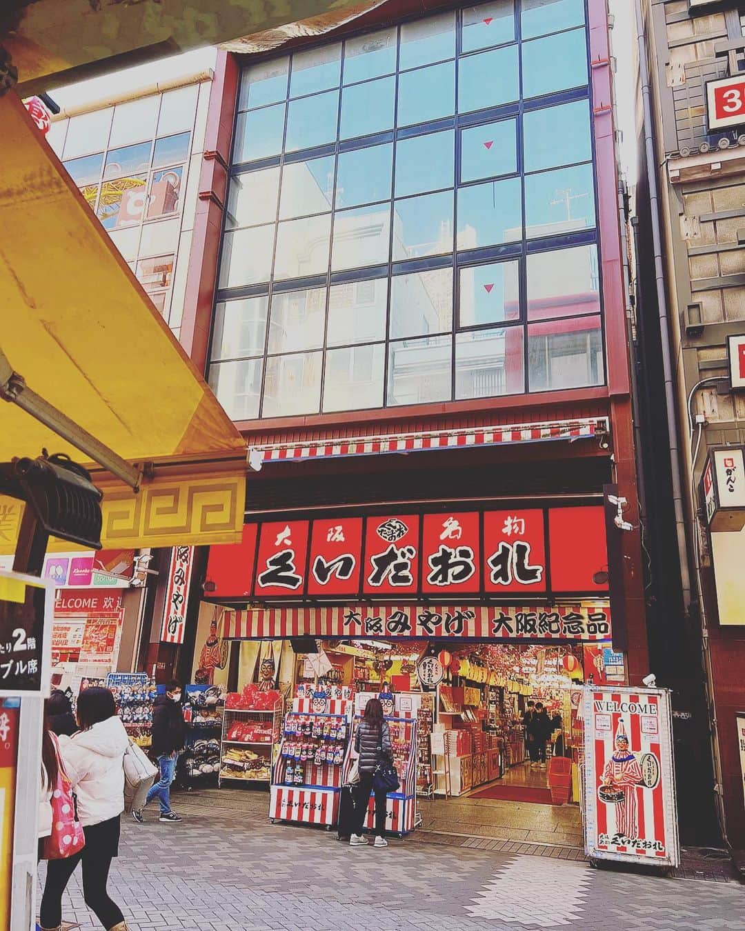 JOJO（ものまね）さんのインスタグラム写真 - (JOJO（ものまね）Instagram)「今更投稿シリーズ👏🤣 パホパホ🎉  今更ですが💡 １月に行った時の🤭🤭🤭  また大阪ご縁がありますよぉ〜に🙏💕  粉もん祭り🏮👘✨ どれも当たりで めっちゃ美味しかったなぁ〜🎯✨️  #JUJUのそっくりさんJOJO #大阪 #大阪グルメ #大阪観光 #大阪ランチ #大阪デート #大阪グルメ部 #大阪グルメ情報 #大阪食べ歩き #大阪粉もん #粉もん #粉もん大好き #粉もん好き #粉もん好きな人と繋がりたい #グルメ #グルメ好きな人と繋がりたい #グルメ女子 #グルメスタグラム #gourmet #gourmetfood #ぐるめ #ぐるめすきな人と繋がりたい #ぐるめすたぐらむ #ぐるめな人と繋がりたい #グルメ部 #難波グルメ #難波食べ歩き #道頓堀グルメ #道頓堀 #道頓堀食べ歩き 🦀🐙🥟💕」5月17日 4時21分 - jojo_monomane