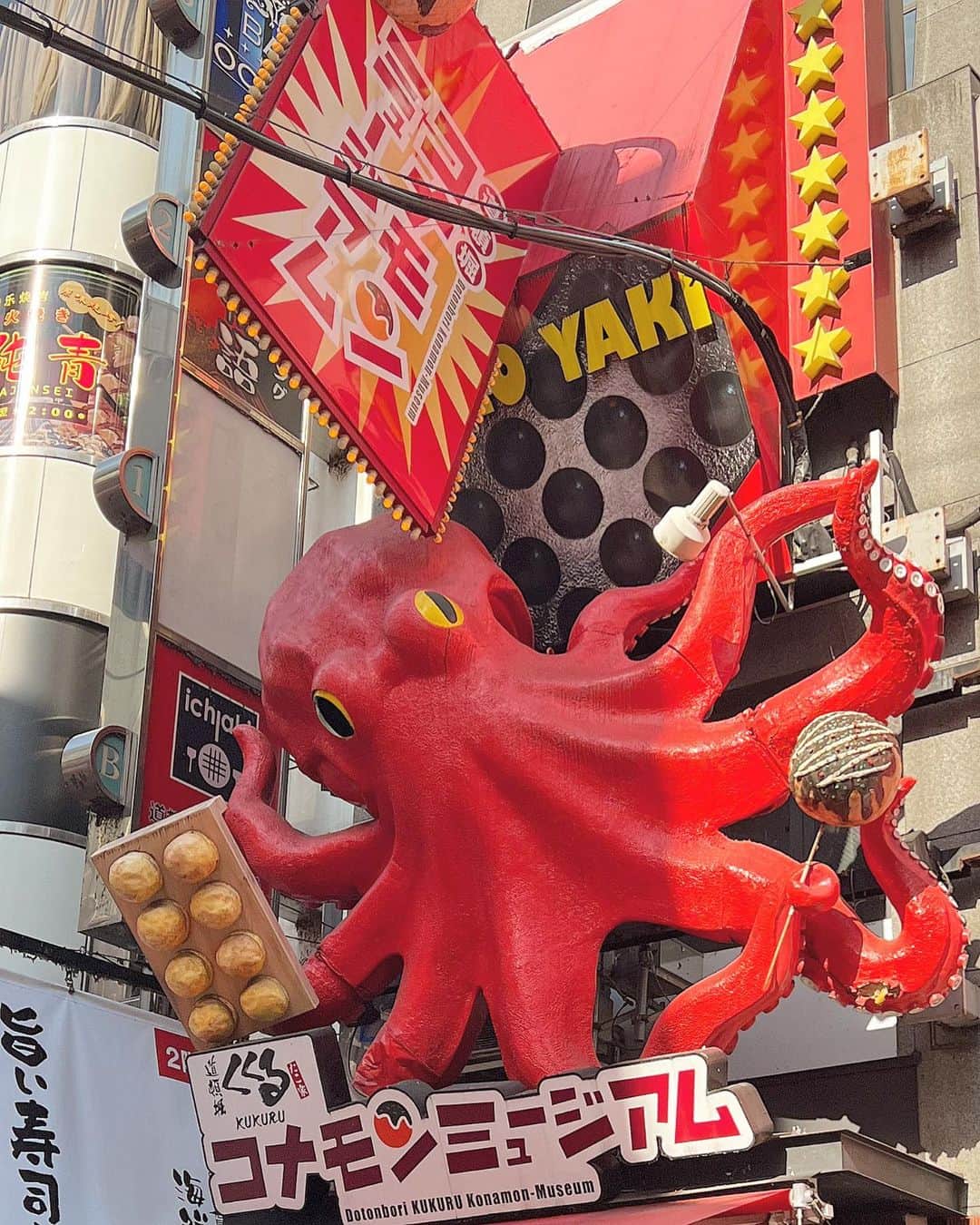 JOJO（ものまね）さんのインスタグラム写真 - (JOJO（ものまね）Instagram)「今更投稿シリーズ👏🤣 パホパホ🎉  今更ですが💡 １月に行った時の🤭🤭🤭  また大阪ご縁がありますよぉ〜に🙏💕  粉もん祭り🏮👘✨ どれも当たりで めっちゃ美味しかったなぁ〜🎯✨️  #JUJUのそっくりさんJOJO #大阪 #大阪グルメ #大阪観光 #大阪ランチ #大阪デート #大阪グルメ部 #大阪グルメ情報 #大阪食べ歩き #大阪粉もん #粉もん #粉もん大好き #粉もん好き #粉もん好きな人と繋がりたい #グルメ #グルメ好きな人と繋がりたい #グルメ女子 #グルメスタグラム #gourmet #gourmetfood #ぐるめ #ぐるめすきな人と繋がりたい #ぐるめすたぐらむ #ぐるめな人と繋がりたい #グルメ部 #難波グルメ #難波食べ歩き #道頓堀グルメ #道頓堀 #道頓堀食べ歩き 🦀🐙🥟💕」5月17日 4時21分 - jojo_monomane