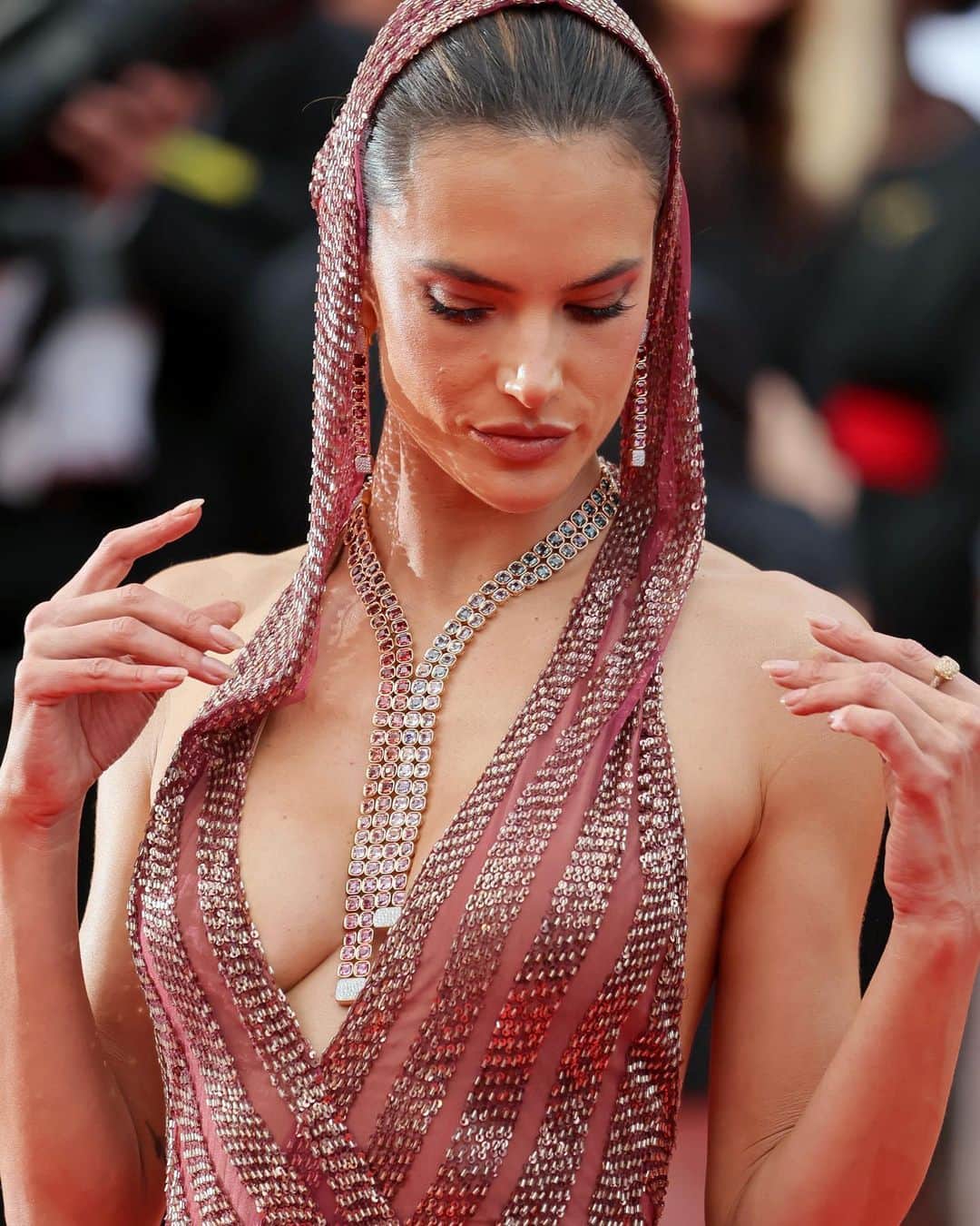 ELLE Polandさんのインスタグラム写真 - (ELLE PolandInstagram)「Na czerwonym dywanie w Cannes pojawili się pierwsi goście. Przed premierowym pokazem filmu „Jeanne du Barry”, otwierającym  @festivaldecannes, zobaczyć mogliśmy gwiazdy świata mody i kina. Wśród nich Alessandra Ambrosio w bogato zdobionej kreacji z kapturem projektu @eliesaabworld oraz Elle Fanning w sukni @alexandermcqueen i biżuterii @cartier, a także Uma Thurman w looku pochodzącym z kolekcji  @dior pozująca do zdjęć z synem, Levonem Roanem Thurman-Hawkem.   Zobacz kto jeszcze odwiedził Lazurowe Wybrzeże. 👉🏻  #cannesfilmfestival」5月17日 4時25分 - ellepolska