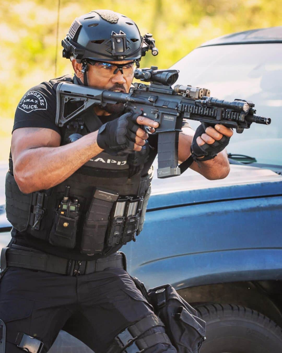 シェマー・ムーアさんのインスタグラム写真 - (シェマー・ムーアInstagram)「HOMIES, FANS, N BABY GIRLS!!! BE THERE FRIDAY for Part II of the @swatcbs Season 6 FINALE 🔥🔥🔥 #letsgo #swat #swatcbs」5月17日 4時39分 - shemarfmoore