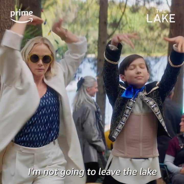 ローレン・ホリーのインスタグラム：「The Lake is back for Season 2! June 9 on Amazon Prime 🛶 Mimsy has arrived to stir things up! 🍹🛟  #TheLakeOnPrimeVideo #Mimsy」