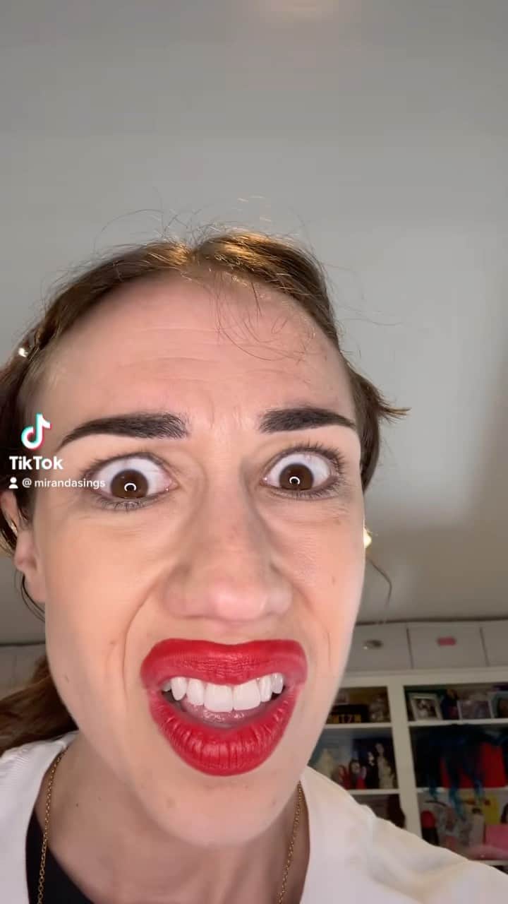 ミランダ・シングスのインスタグラム：「Literally don’t.」
