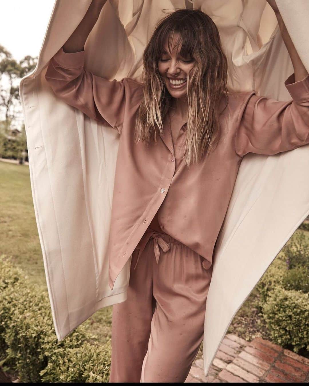 アシュリー・ハートのインスタグラム：「It's been raining a lot in Austin, with thunderstorms howling through. It suited my mood and comforted the demand for stillness my body has been aching for. Yet no matter how much 'work' I do on myself, still niggling deep down my sense of worth derives itself from 'doing'. How busy I am. What I'm achieving. Most often discounting 'worth' for simple 'being'. I feel choice-less lately and understand my partner's frustration when I'd project healthy mindset tools at him, to switch these 'lower energy' spaces around. I'd believed before now, happiness and higher vibration are a choice. And they are but not in the way I used to think. It's in the surrendering to the stillness and being honoring of the seasons we all go through that then a touch of the rainbow can be seen in the greyest sky. A smile in these sheets of rain. Comfort in the storm outside. See, it doesn't mean having triumphed over feelings and 'spiritually bypassing' bodily communication with 'positive thinking' and forced action. It's a holding of one's self within it all, a not trying to change but creating space within our beings to be with ourselves in all its sensations, and cycles. And that 'worthlessness' and worry, like the world may end if we keep surrendering to stillness or honoring tender places, tethered thinking, or even overeating. They too are simply aspects of ourselves to welcome, be heard and held. Slowly taking their power away by creating more space around them, with our love and gentleness, than the fixed sense of truth in them. Being able to connect with a deep knowing within ourselves that there is much more to us than what we're doing, how we're feeling, and that second arrow of the stories we tell ourselves about it all. This process eventually allows action to arrive from a place of wholeness, not lack. Being moved from pure inspiration rather than fear of not being enough. And my goodness it is a process, one I'm right in the middle of. Learning over and over again to be easy with myself. To let myself off the hook and trust metamorphosis is yet again at work. We must honor the cocoon before we can fly right?? And truly trust all the cycles and seasons of our lives 🦋」