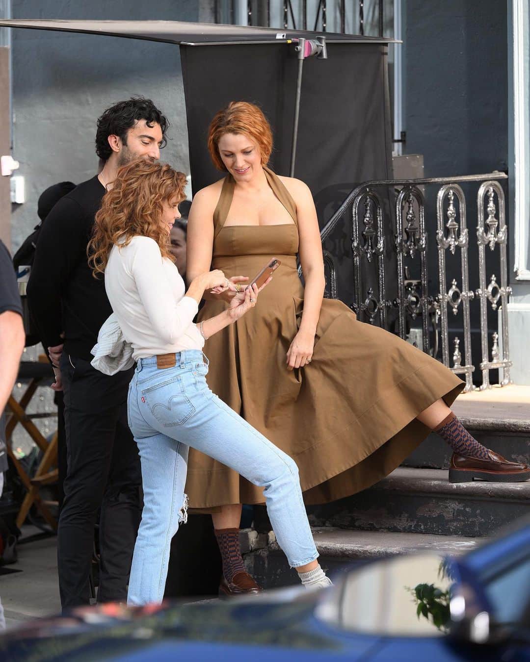 E! Onlineさんのインスタグラム写真 - (E! OnlineInstagram)「Spotted for the first time: Blake Lively & Justin Baldoni filming #ItEndsWithUs. Tag your booktok friend and discuss below. 📚 (📷: Shutterstock)」5月17日 5時17分 - enews
