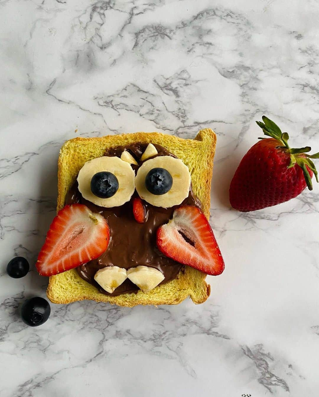 Antonietteのインスタグラム：「As the school year winds down, the kids asked if they could eat something that would break up the monotony of having a bowl of cereal. I listened and was owl ears. 🦉 I made kawaii chocolate toast with fruit. I’m talon you, it was a hoot to make! Not just any chocolate spread either, it was bougietella! Thanks to @francision and @dragonsnacks for gifting us this decadent chocolate hazelnut pâte à tartiner from @maxime.frederic ‘s LV Dream cafe in Paris. So delicious! 🤎」