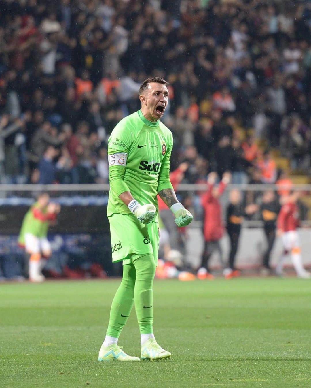 のインスタグラム：「A step in the right direction with 3 very important points. Let's keep this momentum up with one last push! Thank you, Lions. We continue our journey together. 💛❤️  Un paso en la dirección correcta con 3 puntos muy importantes. Mantengamos este momento con un último esfuerzo! Muchas gracias y seguimos juntos.  #ALLTOGETHER #Galatasaray #Cimbom #İSTvGS」