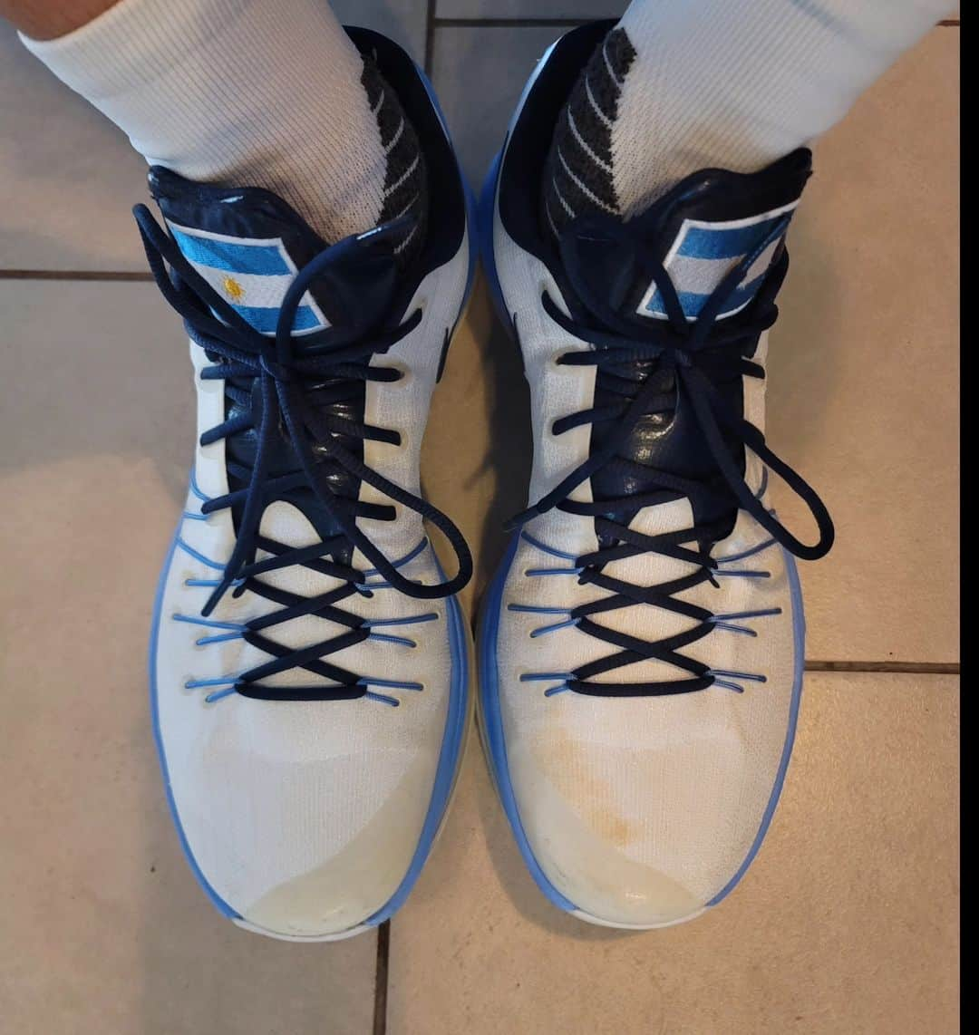 マヌ・ジノビリのインスタグラム：「🇦🇷Estas zapas hoy volvieron a tocar una cancha después de Rio '16. De básquet? No, padel. Hubo cosquillas al ponérmelas...  🇺🇲Today these shoes touched the court for the first time since Rio'16. Basketball? No, padel. Got chills while putting them on...」