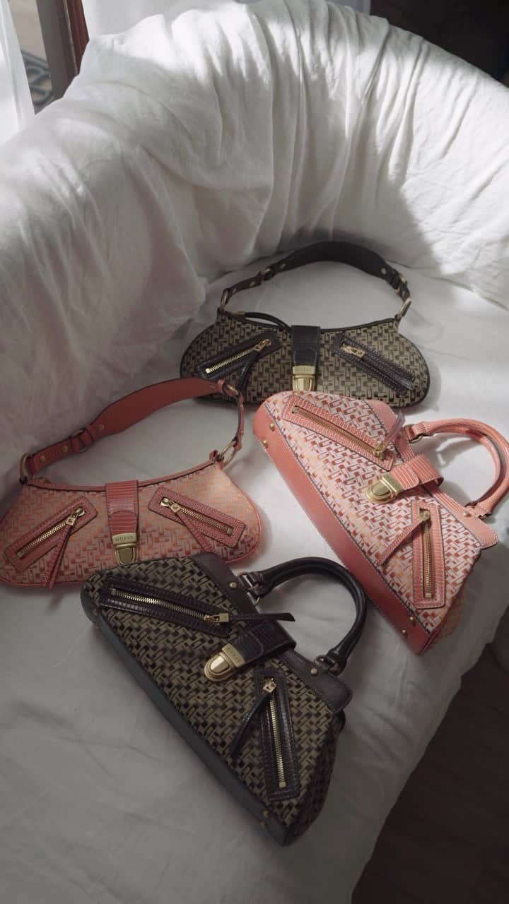 ゲスのインスタグラム：「In our bag era 👜🖤 Which style are you grabbing? #GUESSHandbags」