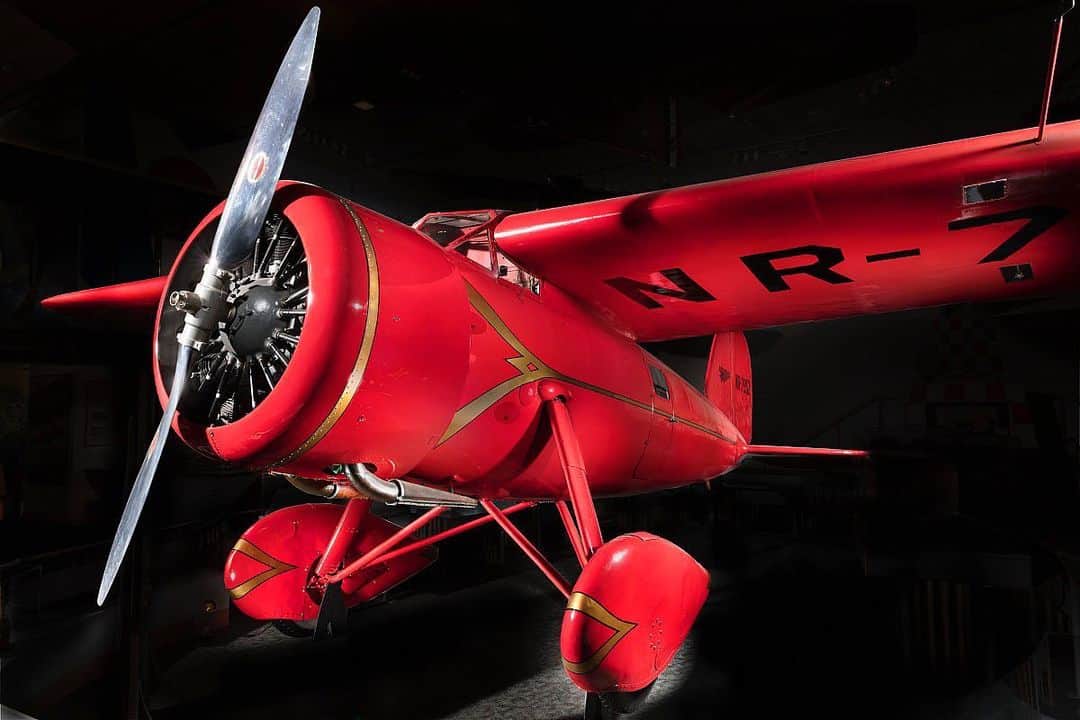 のインスタグラム：「100 years ago today, Amelia Earhart received her international pilot's license. She set two of her many aviation records in this bright red Lockheed 5B Vega, which she called her "Little Red Bus."  In 1932, Earhart flew it alone across the Atlantic Ocean, then flew it nonstop across the United States—both firsts for a woman.  Vegas were highly prized as racing and record-setting aircraft. This one is now in our @airandspacemuseum's collection. #IdeasThatDefy」