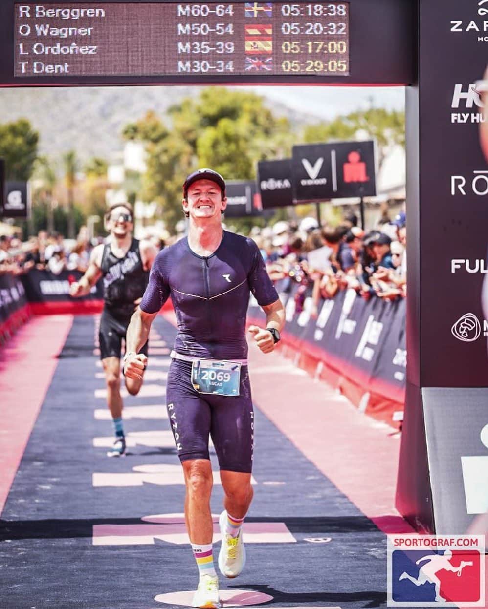 ルーカス・オルドネスのインスタグラム：「🏁 🏊‍♂️🚴🏽‍♂️🏃‍♂️ Finisher Line ⏱️ 5h 17m 0s 🍻 4.5L water + @226ers  💊 3x Sub9 Pro Salts + Caffeine @226ers  🍫 350g CH Gel @226ers   🏁P63 of 293 M35-39  Overall P449 of 2.563 @ironmantri Alcudia-Mallorca @226ers   Next target: Under 🔽5h IM 70.3」