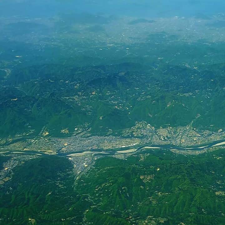 竹虎さんのインスタグラム写真 - (竹虎Instagram)「羽田空港から高知龍馬空港に飛ぶ機内からは東海道が良く見える、この日は雲が多かったが眼下に増水して濁った大河の流れがあった。位置的に考えたら、どうやら静岡県内の川に違いない。実は、竹トラッカーで高知から横浜まで走った「チャレンジラン横浜」では、この辺りを流れる天竜川、大井川、安倍川、富士川など大きな川が、小さな電気自動車にはまるで行く手を阻む関所のように感じていたから忘れられず親近感もある。 . 川の形から調べたら天竜川だと分かった、それならすぐに浜名湖も見えてくるはずだ。それにしても、海をあれだけの濁らせてしまう激流だと相当の大雨が降ったに違いない。雨の多い日本では、川の災害も昔から多発していたから護岸の工事には根を張り巡らせて育つ竹が植えられてきた。近くの安倍川では、川沿いの竹を利用した籠作りが盛んだったから、天竜川にも同じような護岸竹が今も残っているのではないだろうか？ . 真竹など大型の竹の場合もあるけれど、篠竹など小型の竹や女竹、五三竹など中型の竹笹を良く見かけるのは密集して生えるからだ。蓬莱竹のような株立のバンブー系の竹は、温暖な高知では河川のポイントや合流地点に守護神のように立っている。 . 日本三大暴れ川「四国三郎」と昔から呼ばれる吉野川の川岸には、グリーンベルトのように真竹の竹林が続いている。たまたま、そこに生えているのではない、人々が防災、洪水対策のために植えて管理してきた竹林だと言うことを知ってもらいたい。 . #竹虎 #虎斑竹専門店竹虎 #山岸竹材店 #竹虎四代目 #TAKETORA #天竜川 #吉野川 #護岸竹 #竹 #洪水対策 #蓬莱竹 #真竹 #地震の時には竹林に逃げろ」5月17日 5時50分 - taketora1894