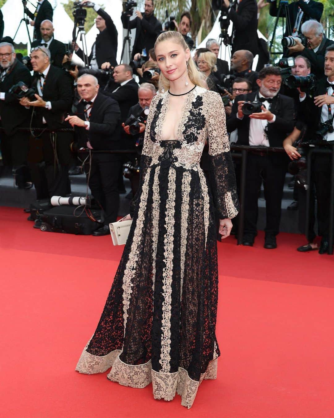 クリスチャンディオールさんのインスタグラム写真 - (クリスチャンディオールInstagram)「House ambassador Beatrice Borromeo looks the picture of elegance on the @FestivaldeCannes 2023 opening ceremony red carpet in a #DiorCouture guipure dress by @MariaGraziaChiuri. Embodying artisanal #DiorSavoirFaire, the entrancing, sculptural creation features handmade black and beige guipure bands arranged in graphic strips and embellished with contrasting floral inlays.  #StarsinDior #DiorCannes  © Savoir-faire: Sophie Carre」5月17日 11時00分 - dior