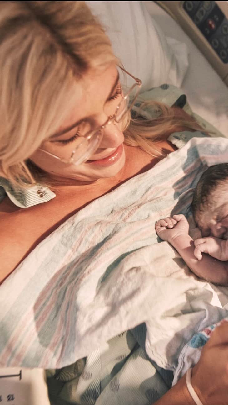 デヴォン・ウィンザーのインスタグラム：「I am so excited to be welcoming my baby to the world! I had such a wonderful and amazing birth experience and am so excited to share it with you guys! This was such a special time in Johnny and my lives, and I hope you guys enjoy my birth vlog! Link in bio 💓」